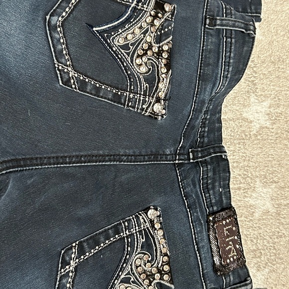 Does not have a button but can easily sew one in ! - Picture 2 of 6